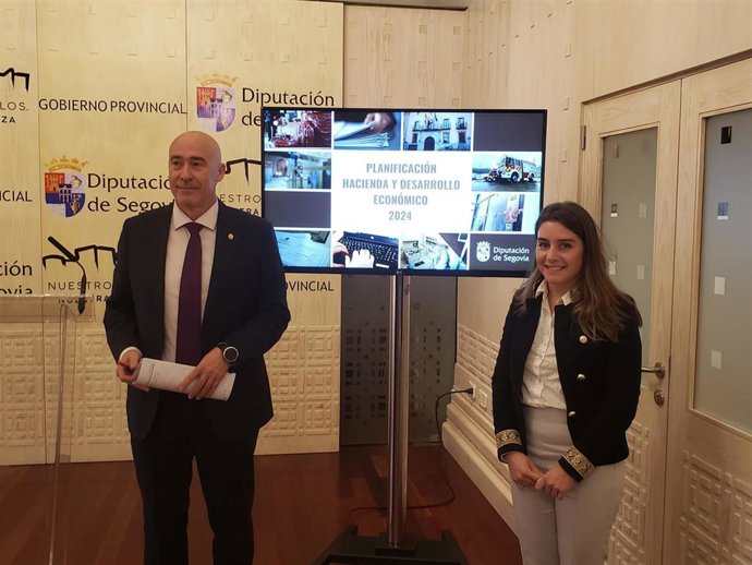 El diputado de Hacienda y Desarrollo Económico, Óscar Moral, con la diputada provincial Elísabet Álvaro.