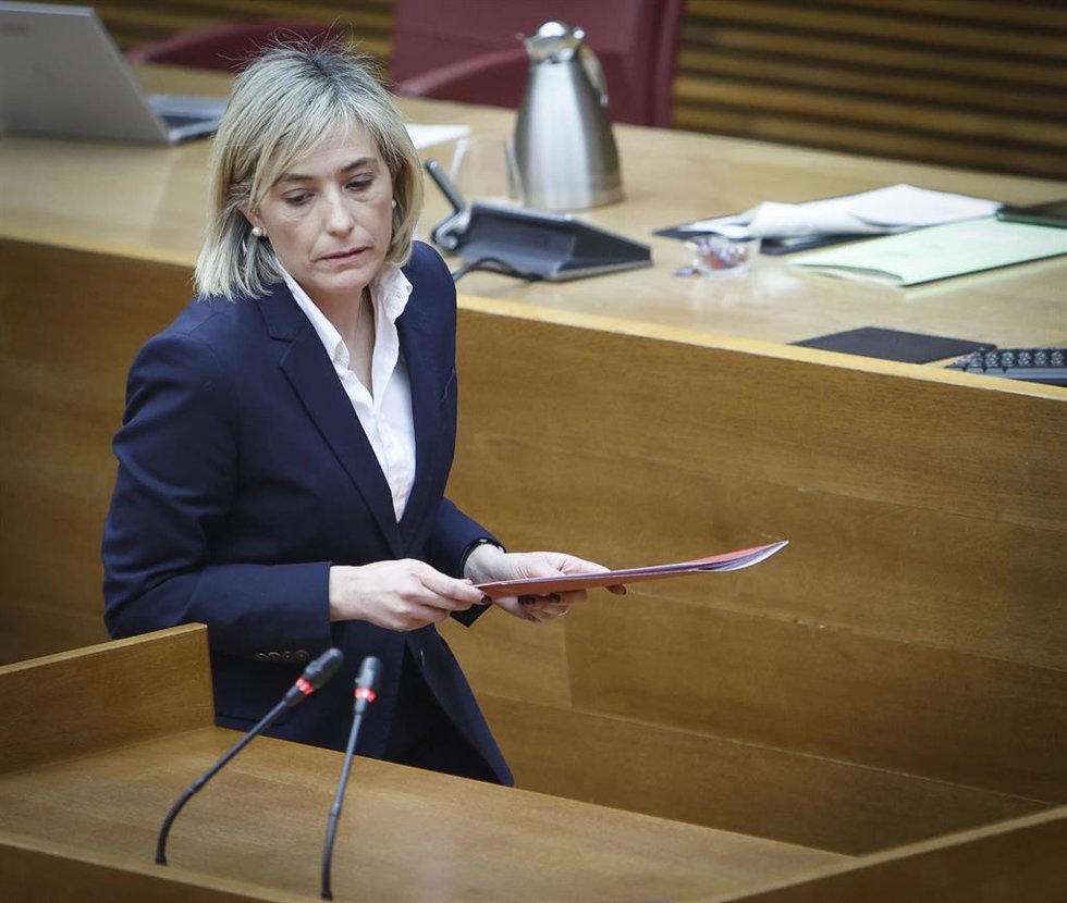 La consellera Elisa Núñez en el pleno de Les Corts