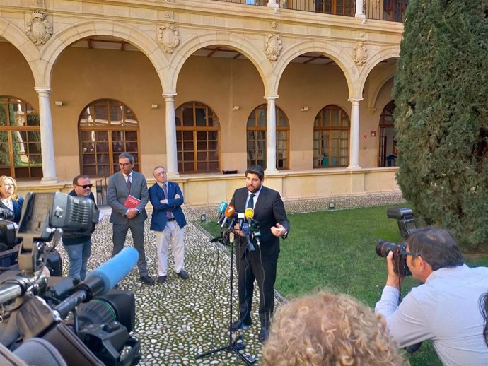 El presidente del Gobierno regional, Fernando López Miras, en la presentación del libro