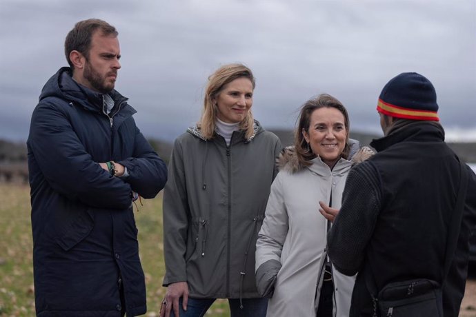 La secretaria general del PP, Cuca Gamarra, visita una explotación agraria en Arganda del Rey (Madrid) junto a la vicesecretaria de Desarrollo Sostenible del partido, Paloma Martín.