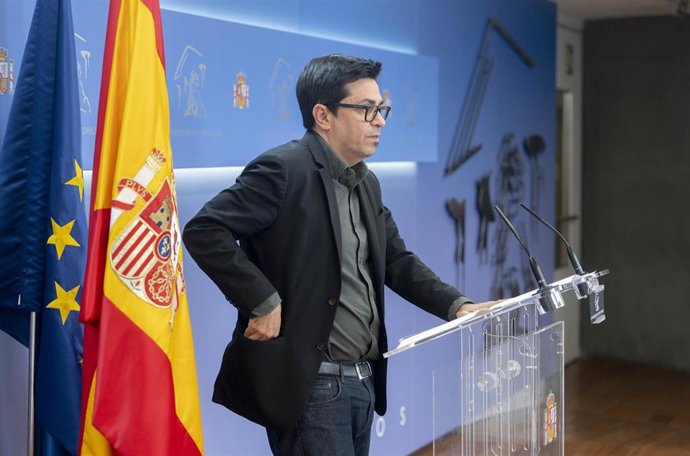 El secretario primero de la Mesa del Congreso, Gerardo Pisarello, ofrece una rueda de prensa, en el Congreso de los Diputados, a 13 de febrero de 2024, en Madrid (España).
