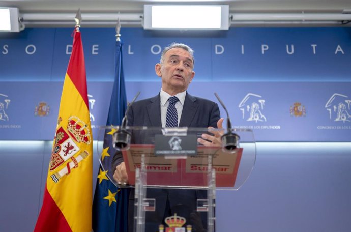 Archivo - El secretario general del PCE en España, portavoz parlamentario de IU y diputado de Sumar, Enrique Santiago, ofrece una rueda de prensa en el Congreso de los Diputados, a 12 de enero de 2024, en Madrid (España). Durante la rueda de prensa, Enr