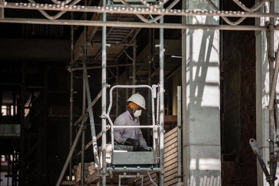 Archivo - Un operario trabaja en la obra de un edificio.