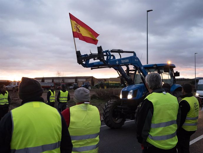 Tractores en el corte de acceso al polígono Lentiscares durante la sexta jornada de protestas de los ganaderos y agricultores, a 12 de febrero de 2024, en Navarrete