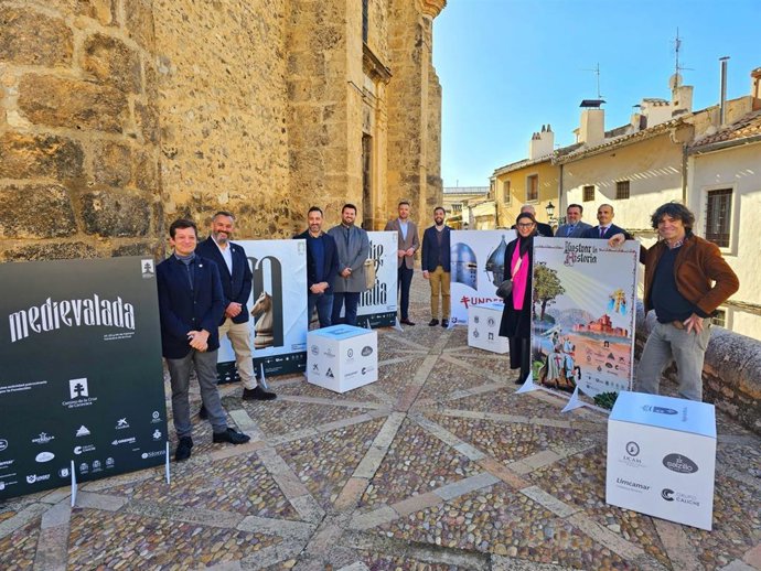 El director del Instituto de Turismo, Juan Francisco Martínez, el alcalde de Caravaca de la Cruz, Juan Francisco García, y representantes de la UNDEF y de la Fundación Camino de la Cruz, en el acto de presentación de Medievalada.