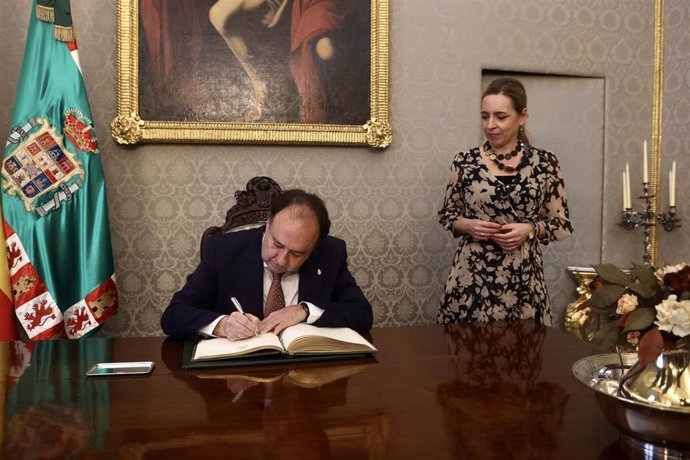 El rector de la UCA firmando en el libro de Honor de la Diputación.