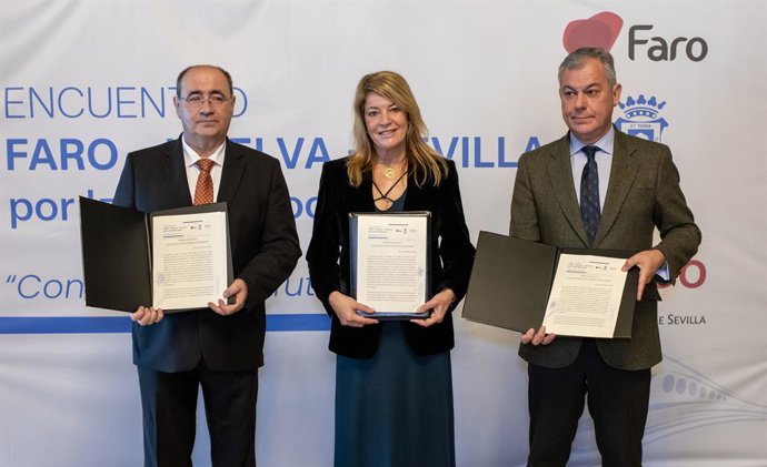 Los alcaldes de Faro, Huelva y Sevilla, con el manifiesto firmado para reclamar la conexión de alta velocidad que una Andalucía y el Algarve portugués, en un acto celebrado en el Consistorio onubense.