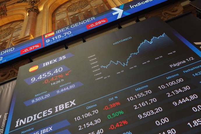 Archivo - Un panel del Ibex 35, en el Palacio de la Bolsa, a 19 de junio de 2023, en Madrid (España).