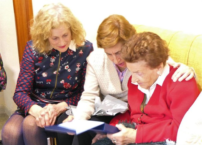 El Ayuntamiento de Palencia homenajea a los usuarios centenarios del Servicio de Ayuda a Domicilio .