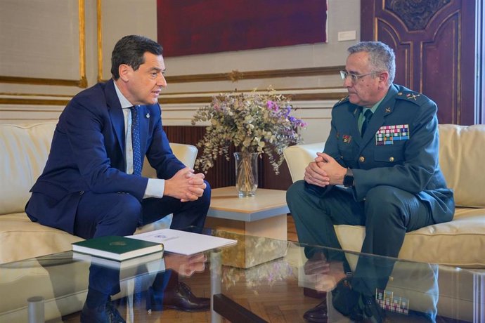 El presidente de la Junta de Andalucía, Juanma Moreno, con el jefe de la IV Zona de la Guardia Civil en Andalucía, Luis Ortega Carmona, en San Telmo.