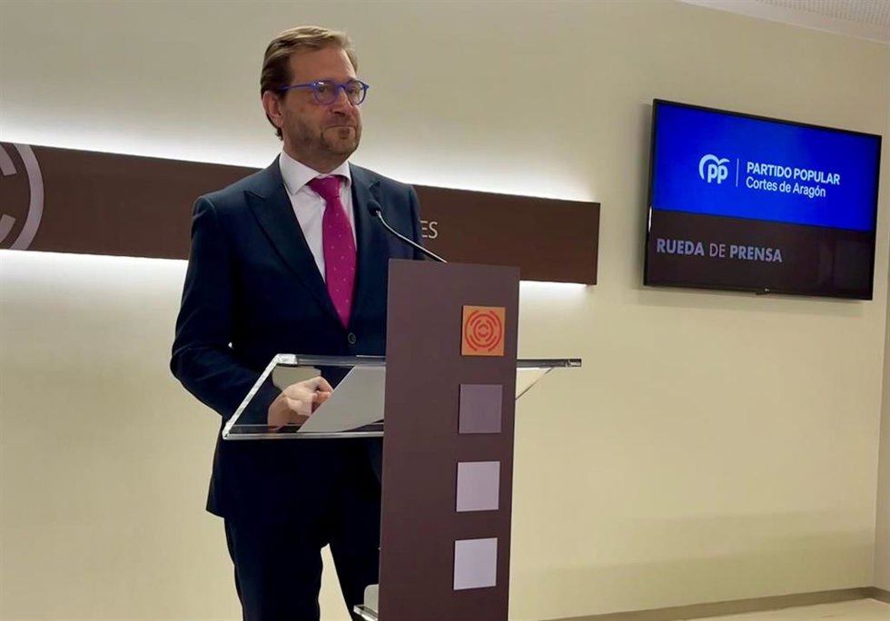 El portavoz del PP en las Cortes de Aragón, Fernando Ledesma, en rueda de prensa