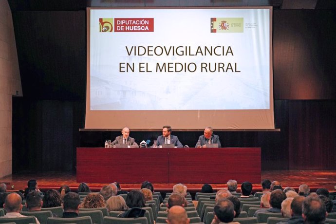 El presidente de la Diputación Provincial de Huesca DPH, Isaac Claver, un encuentro sobre videovigilancia organizado por la Diputación Provincial de Huesca y la Delegación del Gobierno de España en Aragón