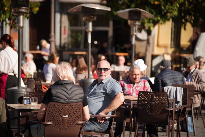 Turistas por las calles de Sevilla en enero con temperaturas primaverales, a 24 de enero de 2024, Sevilla, Andalucía (España). Temperaturas altas para esta época del año en Sevilla.