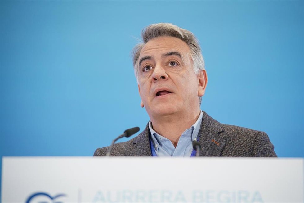 Archivo - El nuevo presidente del PP vasco, Javier de Andrés, interviene durante un Congreso territorial extraordinario del PP vasco para elegir a su nuevo presidente, en el Palacio Europa, a 4 de noviembre de 2023, en Vitoria-Gasteiz, Álava, País Vasco.