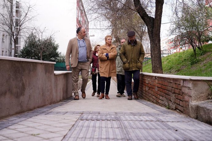 La delegada de Obras y Equipamientos del Ayuntamiento de Madrid, Paloma García Romero, visita Moratalaz para conocer el resultado de los trabajos de mejora de la accesibilidad
