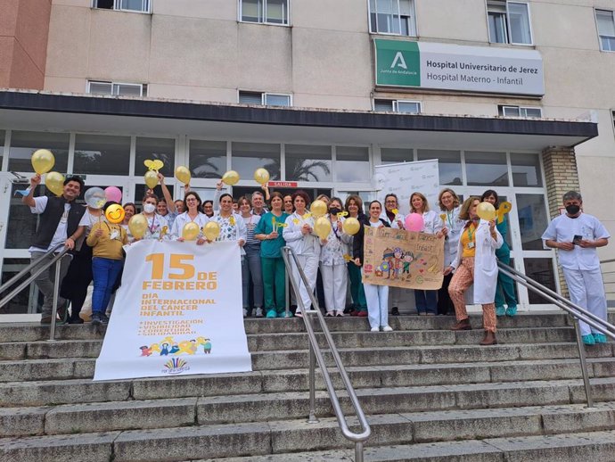 Profesionales satinarios muestran globos dorados para conmemorar el Día Internacional del Cáncer Infantil en la puerta del Hospital de Jerez.