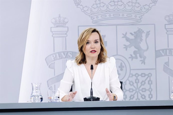 La ministra Portavoz y ministra de Educación, Formación Profesional y Deporte, Pilar Alegría, durante una rueda de prensa posterior a la reunión del Consejo de Ministros, en el Palacio de la Moncloa, a 13 de febrero de 2024, en Madrid (España).