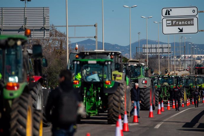 Tractores llegan por la autovía A-27 al puerto de Tarragona, a 13 de febrero de 2024, en Tarragona.