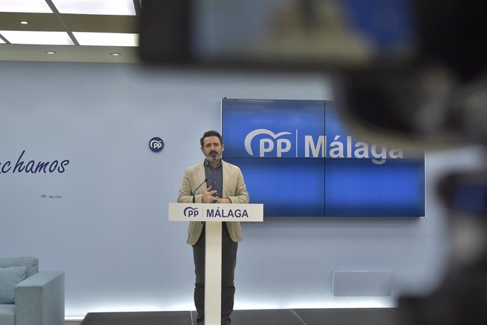 El secretario general del PP de Málaga, José Ramón Carmona, en rueda de prensa.