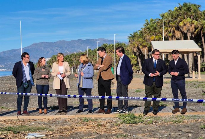 Visita del diputado nacional del PP por Granada, Carlos Rojas, y la alcaldesa de Motril, Luisa García Chamorro, a Playa Granada tras el temporal.