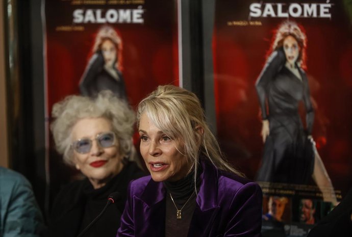 La directora de la obra, Magüi Mira (i) y la actriz y protagonista de Salomé, Belén Rieda (d), durante la rueda de prensa de presentación de Salomé en el Teatro Olympia de Valencia, a 13 de febrero de 2024, en Valencia, Comunidad Valenciana (España). 