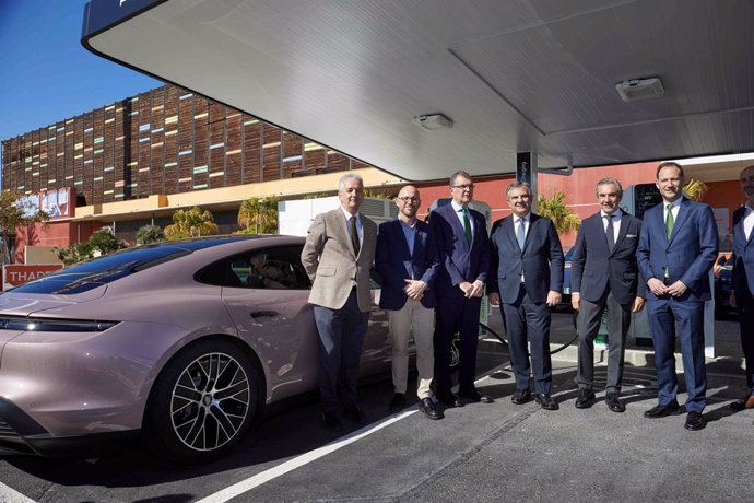 Porsche inaugura una estación de carga ultrarrápida en Murcia, equipada con ocho posten de 360 kW y 180 kW.