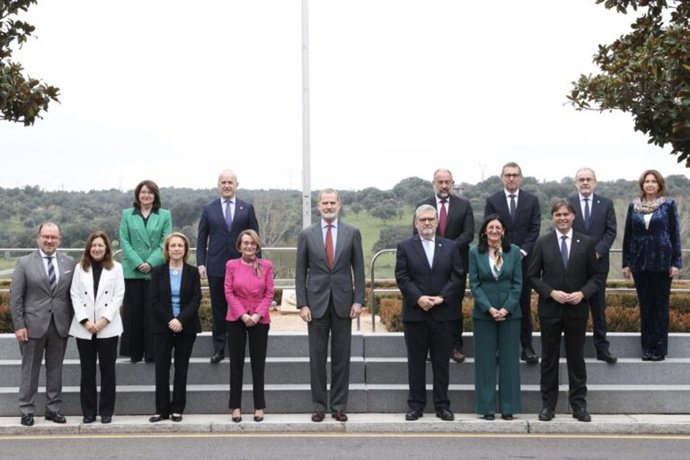El Rey Felipe VI ha recibido este martes en el Palacio de La Zarzuela a la Junta Rectora de la Conferencia de Rectoras y Rectores de las Universidades Españolas (CRUE),