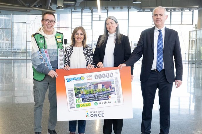 Alberto Pérez, Nerea Lupardo, Usue Vallejo y Miguel Morado posan con una reproducción de la lámina conmemorativa.