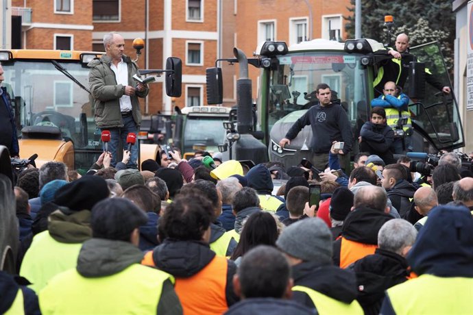 Los agricultores y ganaderos concentrados el pasado viernes.