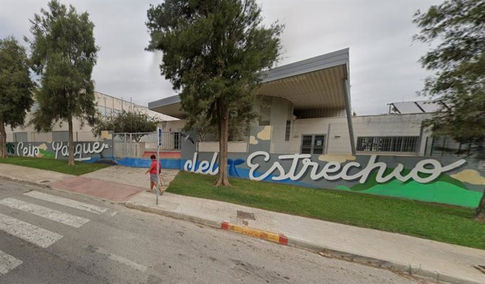 Fachada de acceso del colegio Parque del Estrecho en Algeciras.