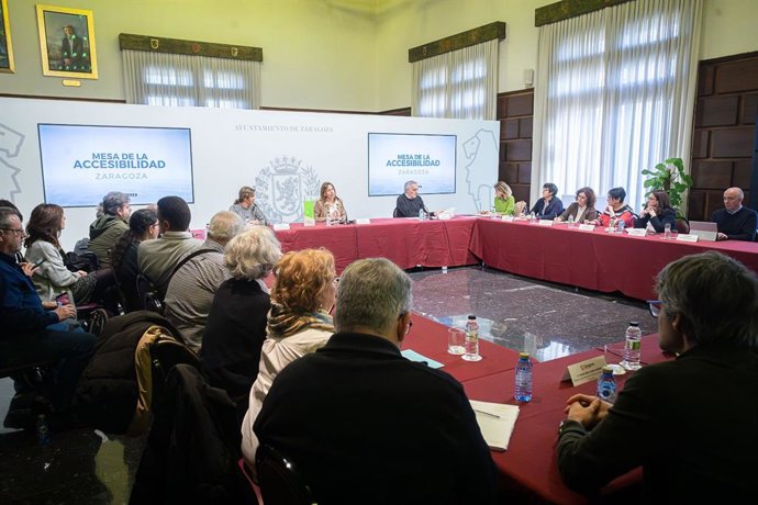 La alcaldesa de Zaragoza, Natalia Chueca, ha presidido la primera reunión de la Mesa de la Accesibilidad