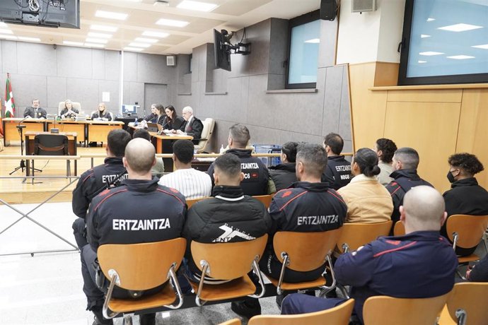 Los acusados de dar una paliza a un joven en Amorebieta durante juicio en la Audiencia Provincial de Vizcaya, a 15 de enero de 2024, en Bilbao, Vizcaya, País Vasco (España). Los siete hombres acusados de la agresión a un joven en la madrugada del 15 de 
