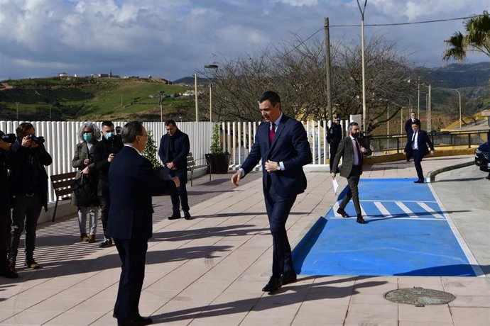 Archivo - El presidente de Ceuta, Juan Jesús Vivas (i), saluda al presidente del Gobierno, Pedro Sánchez (d), a su llegada la inauguración del Centro de Salud Tarajal, a 1 de marzo de 2023, en Ceuta (España). 