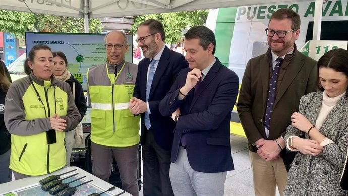 El delegado del Gobierno andaluz, Adolfo Molina, junto al alcalde y representantes de la Diputación de Córdoba, en el Día del 112.