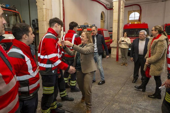 La consejera de Presidencia, Justicia, Seguridad y Simplificación Administrativa, Isabel Urrutia, visita la sede de los bomberos voluntarios