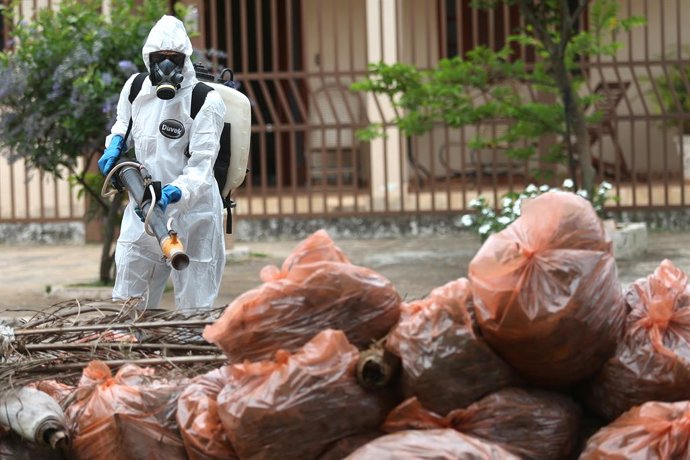 Archivo - (201125) -- BRASILIA, Nov. 25, 2020 (Xinhua) -- A health worker sprays anti-mosquito chemicals in Brasilia, Brazil, Nov. 24, 2020. Brazil on Tuesday launched an anti-mosquito campaign in a bid to contain the spread of mosquito-borne diseases i