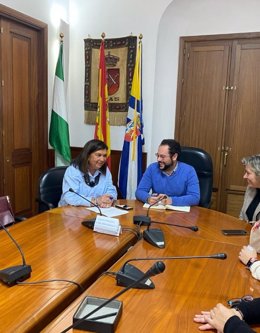 La delegada de Justicia, Administración Local y Función Pública de la Junta en Huelva, Carmen Céspedes, y el alcalde de Beas, José Leñero.