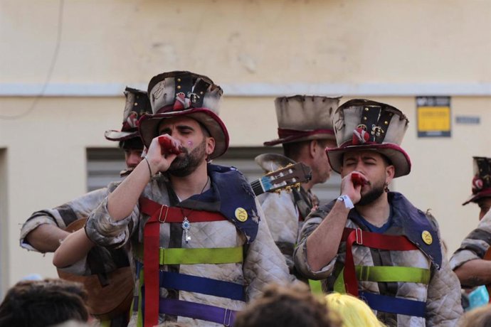La comparsa 'Donde fuimos felices' en una batalla de coplas durante el primer fin de semana del Carnaval de Cádiz