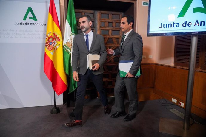 El consejero de Sostenibilidad, Medio Ambiente y Economía Azul Ramón Fernández-Pacheco (i) y el consejero de Justicia, Administración Local y Función Pública José Antonio Nieto Ballesteros (d) durante la rueda de prensa posterior al Consejo de Gobierno an