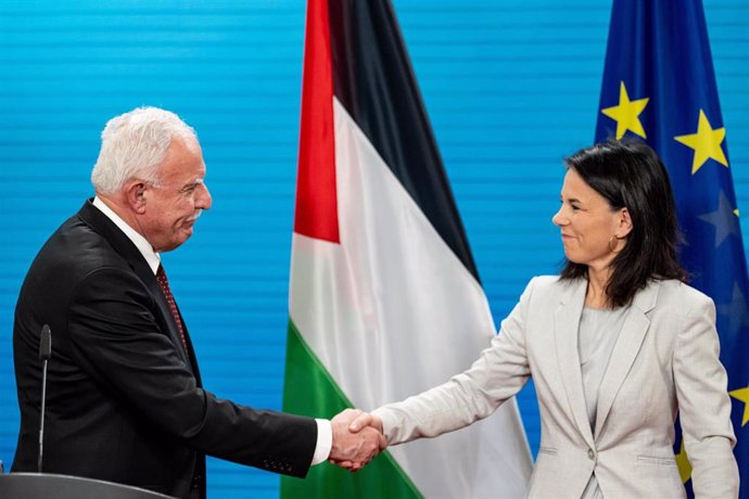 Annalena Baerbock, ministra de Exteriores de Alemania, saluda en Berlín a Riad Malki, ministro de Exteriores de la Autoridad Palestina