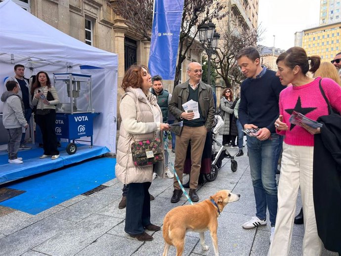 Íñigo Errejón, el portavoz de Sumar en Congres, junto a la candidata a la Presidencia de la Xunta, Marta Lois, en un acto en Ourense