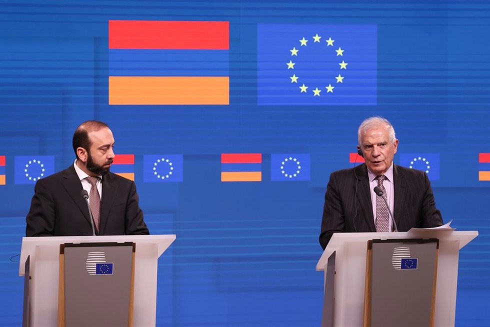 El ministro de Exteriores de Armenia, Ararat Mirzoyan, y el Alto Representante de Política Exterior de la UE, Josep Borrell, comparecen en Bruselas