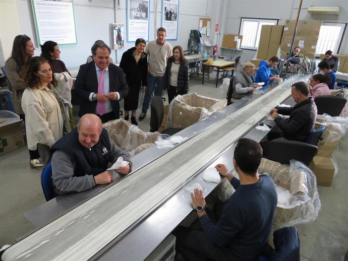 El delegado de Empleo, Empresa y Trabajo Autónomo de la Junta en Huelva, Juan Carlos Duarte, en el Centro Espscial de Empleo 'Abriendo Puertas'.