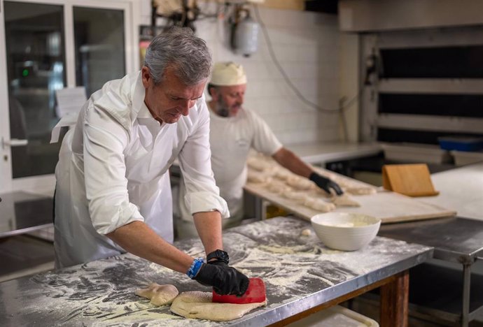 Rueda durante su visita a una panadería de Boqueixón (A Coruña).