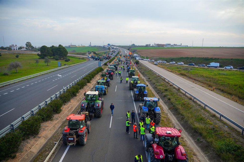 Tractores cortan la autovía A4 el pasado 6 de febrero de 2024 en Sevilla