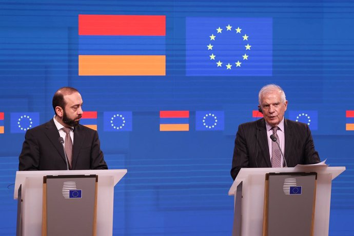 El ministro de Exteriores de Armenia, Ararat Mirzoyan, y el Alto Representante de Política Exterior de la UE, Josep Borrell, comparecen en Bruselas