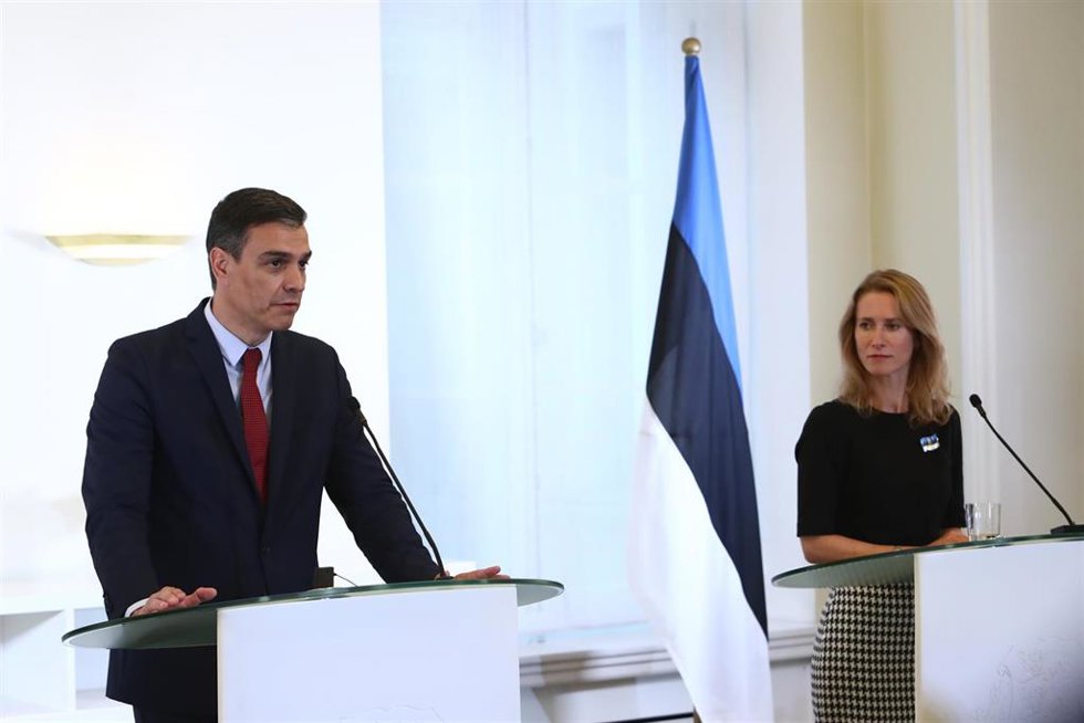 Archivo - El presidente del Gobierno, Pedro Sánchez, en rueda de prensa con la primera ministra de Estonia, Kaja Kallas.