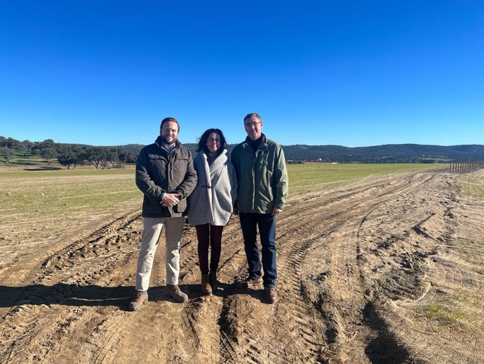 El delegado de Industria, Energía y Minas de la Junta en Córdoba, Agustín López (Izda.), en una visita a la zona minera Barranco de la Higuera, ya clausurada y restaurada en Alcaracejos.