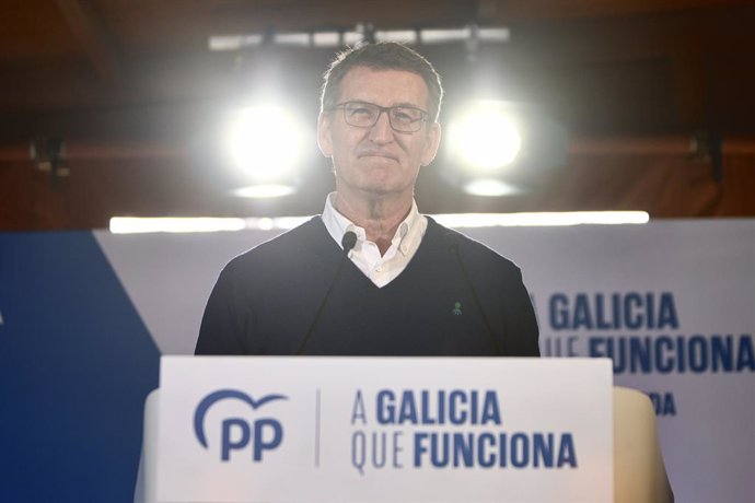 El presidente del PP, Alberto Núñez Feijóo, en un mitin en Oroso (A Coruña).