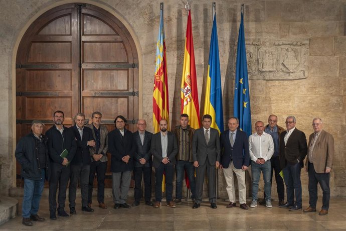El president de la Generalitat, Carlos Mazón (6d), posa després d'una reunió amb les principals organitzacions agrries de la Comunitat Valenciana, al Palau de la Generalitat